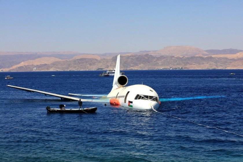 Затопленный самолет в Иордании