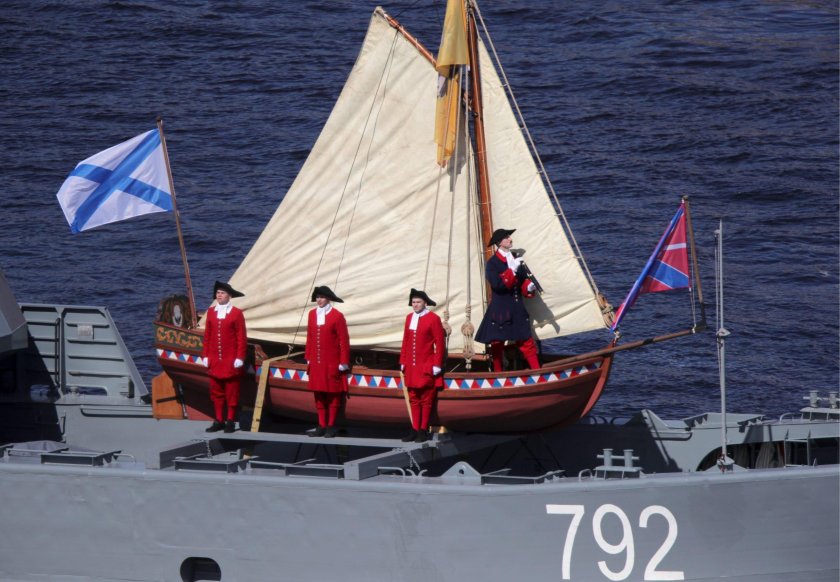Ботик Петра 1 на параде ВМФ