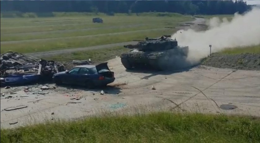 Танк давит машину