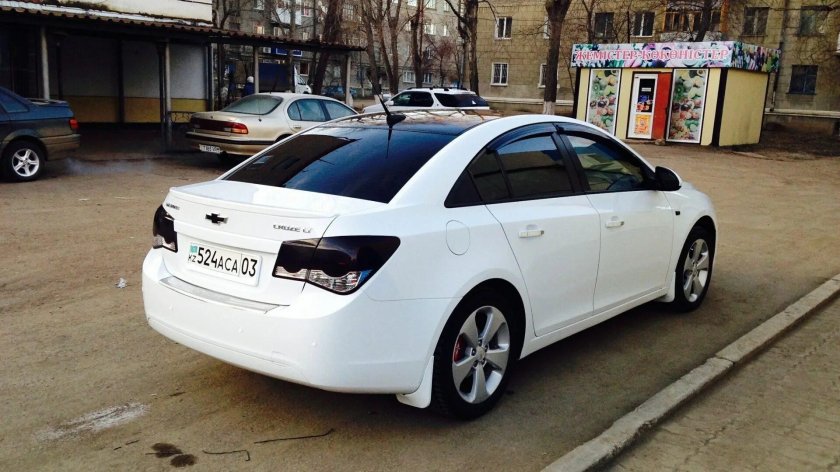 Chevrolet Cruze белая тюнингованная