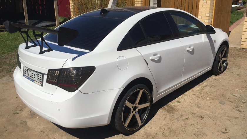 Шевроле Круз белый седан