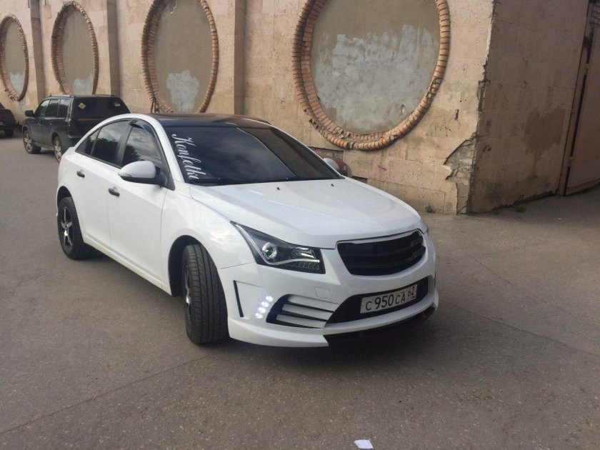 Chevrolet Cruze белая тюнингованная