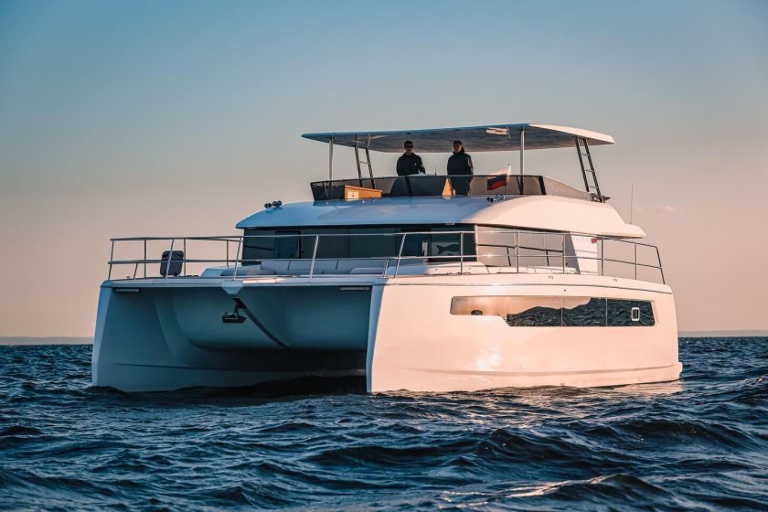 Моторный катамаран