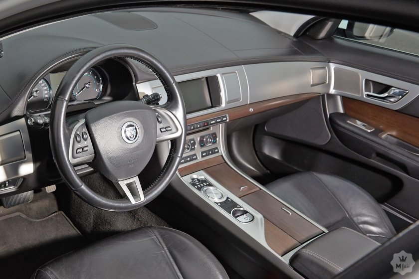 Ягуар XF 2022 салон