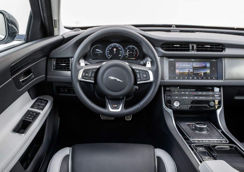 Jaguar XF 2019 салон