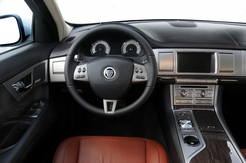 Jaguar XF 2011 салон