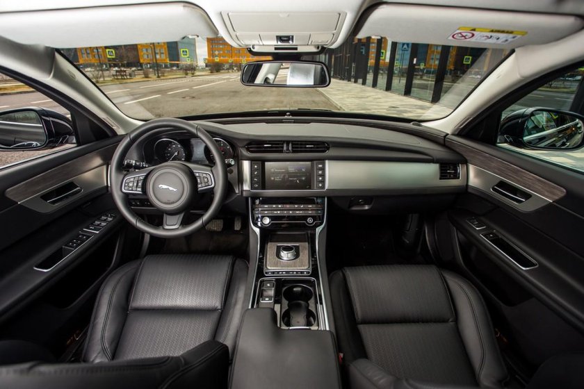 Jaguar XF 2018 салон