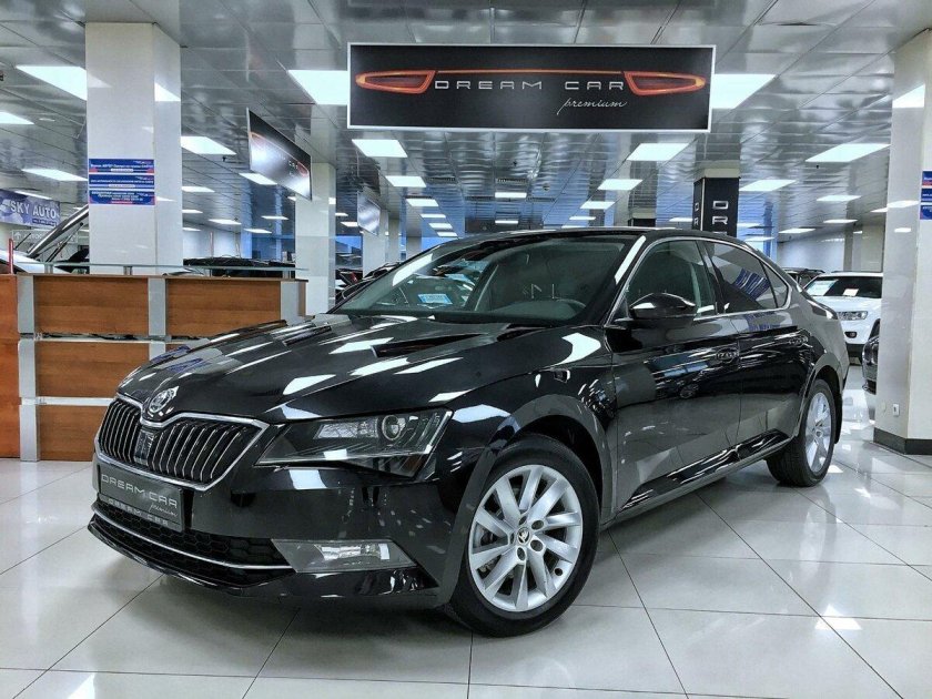 Skoda Superb 2018 черная