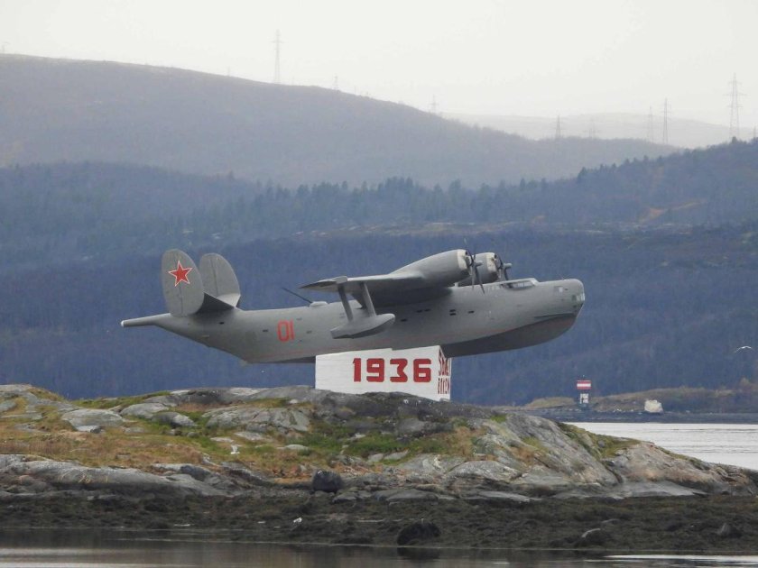 Североморск памятник самолет