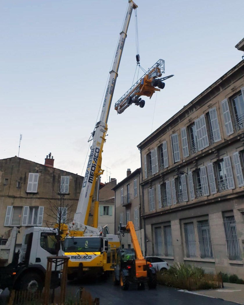 Дом подняли на строительном кране