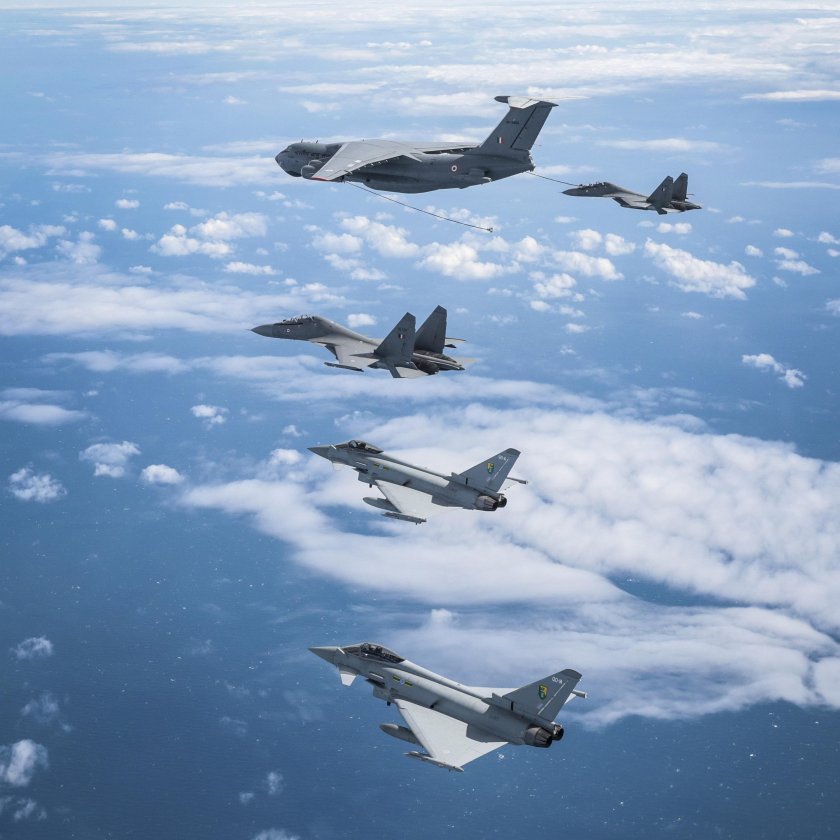 Самолет военный