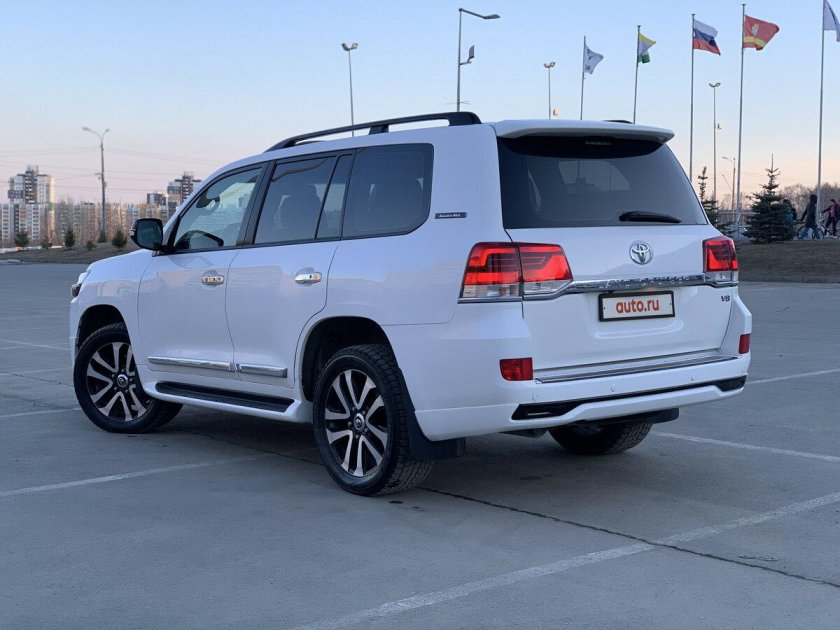 Тойота ленд Крузер 200 сзади