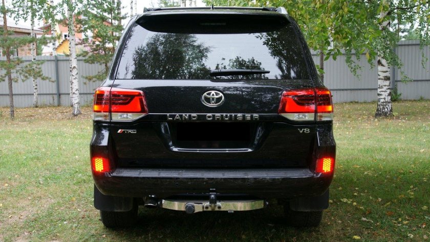 Тойота ленд Крузер 200 зад