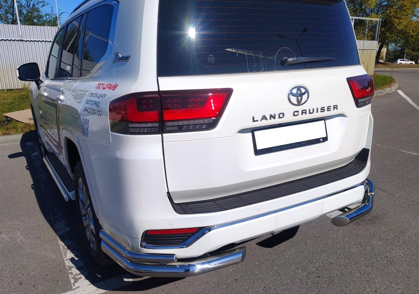 Toyota Land Cruiser 300 сзади