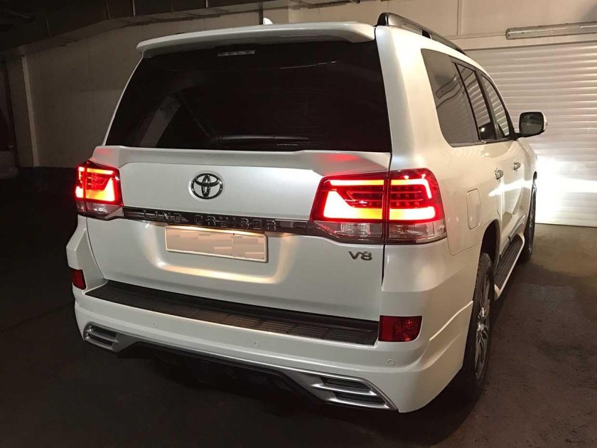 Toyota Land Cruiser 200 белый сзади