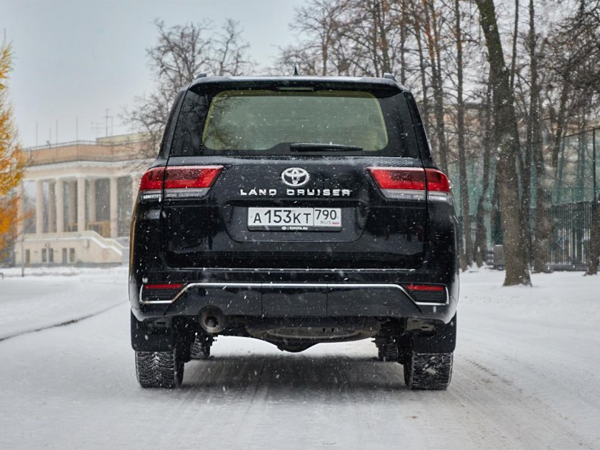 Ленд Крузер 300 сзади