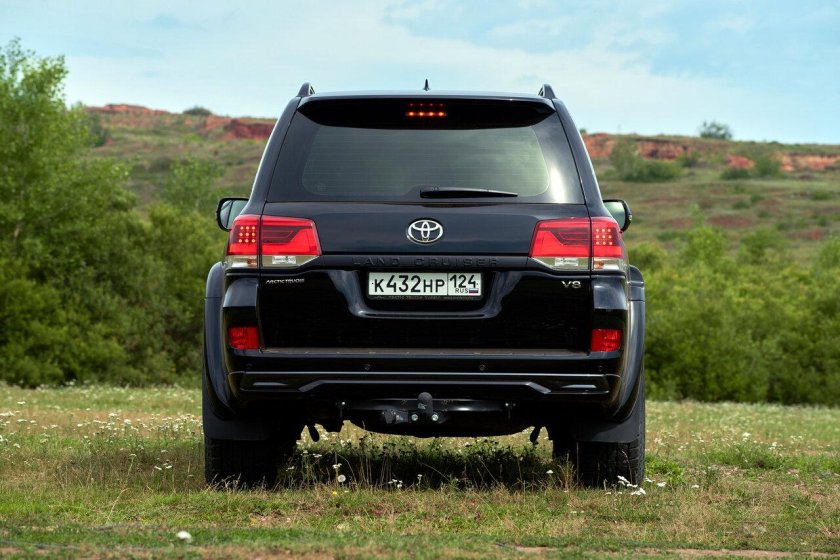 Тойота ленд Крузер 200 взади