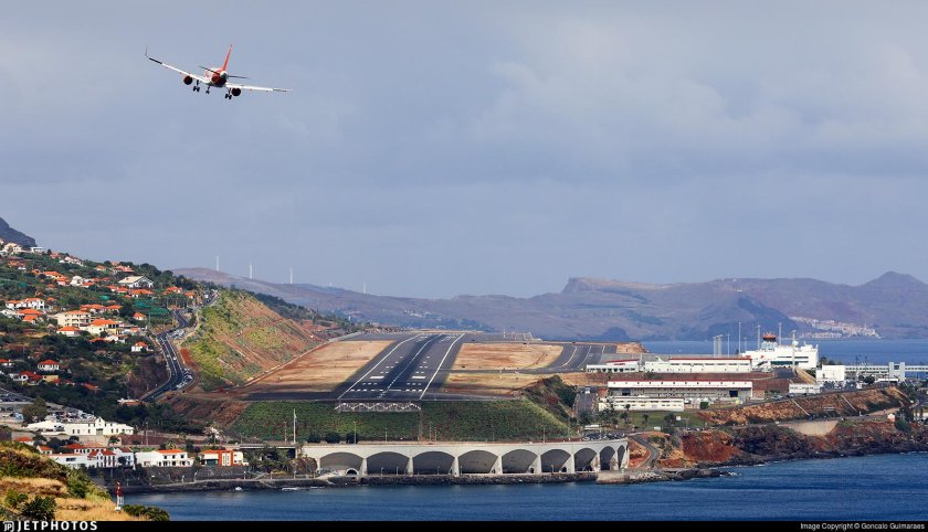 Аэропорт на острове мадейра в португалии