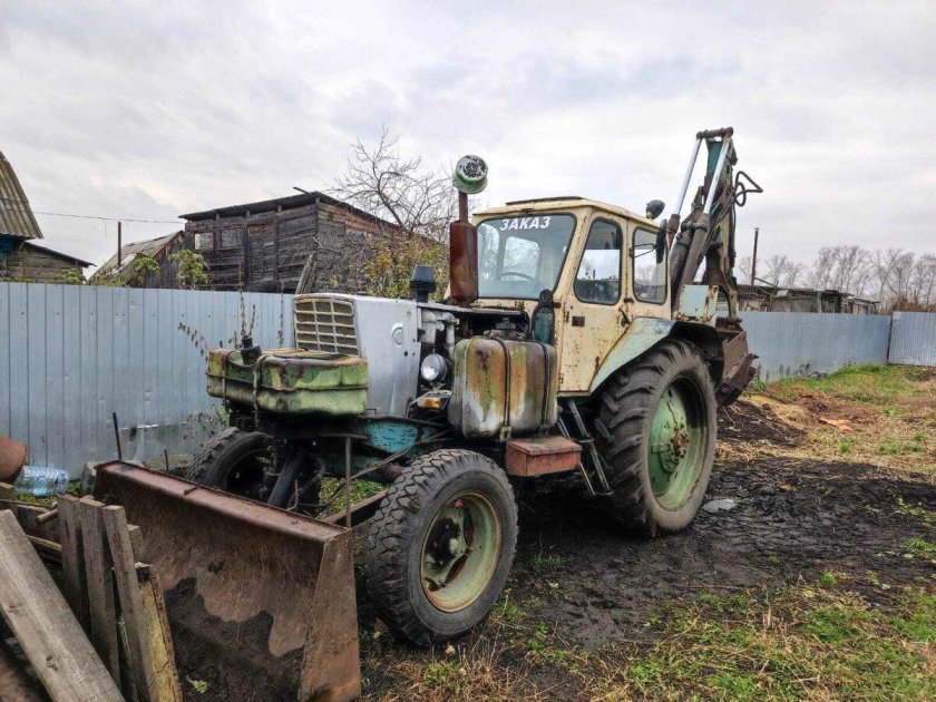 Трактор бежевый