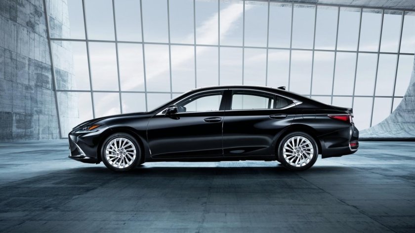 Лексус ЕС 250 сбоку