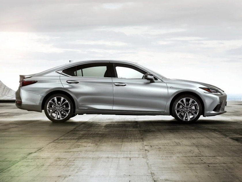 Лексус ЕС 2018