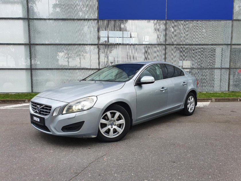 Серебристый Вольво Эдварда