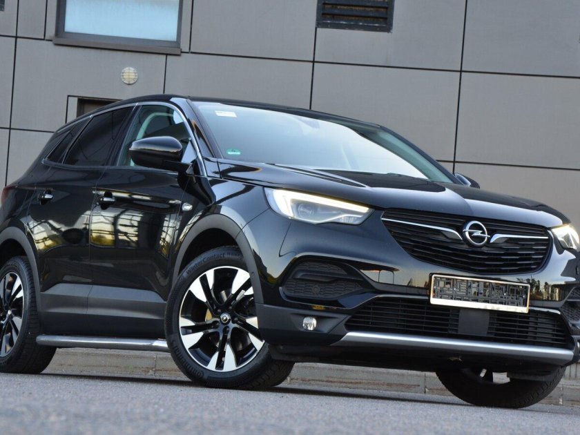 Черный опель