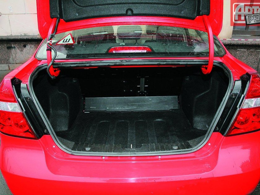 Chevrolet Aveo 2012 седан багажник