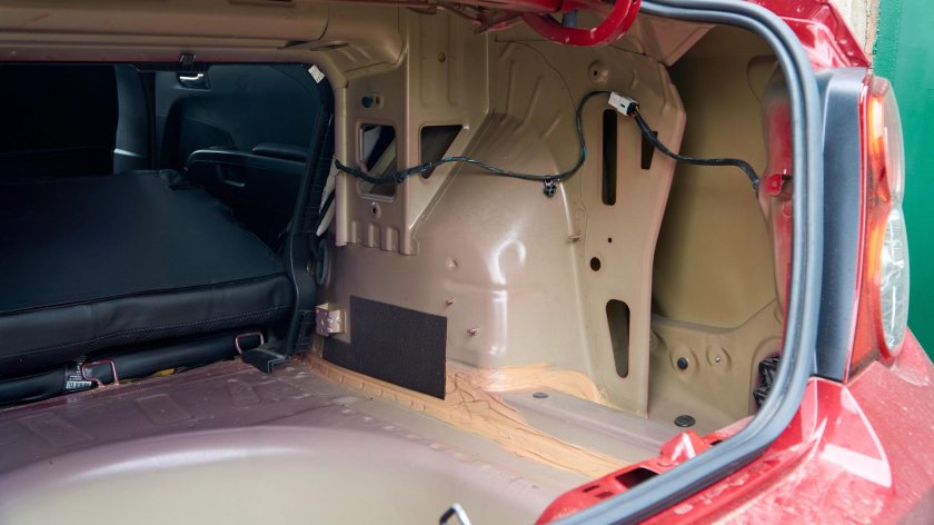 Частичная шви багажника седана