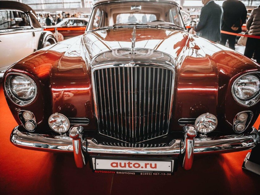 Красная бентли