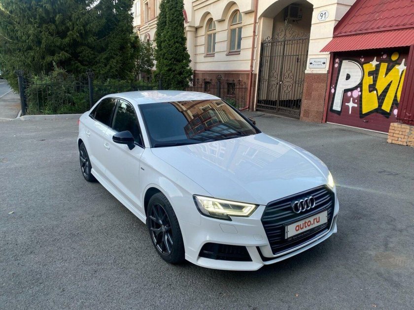 Белая Ауди s3 седан