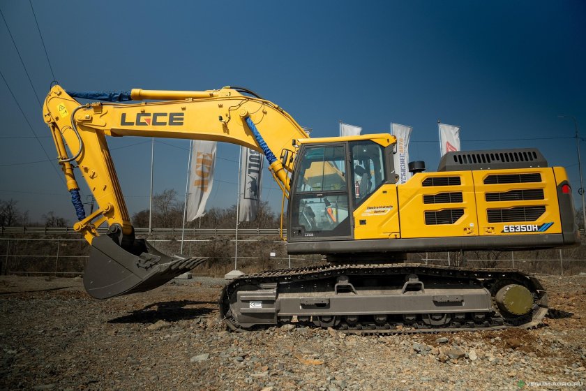 Экскаватор полноповоротный гусеничный