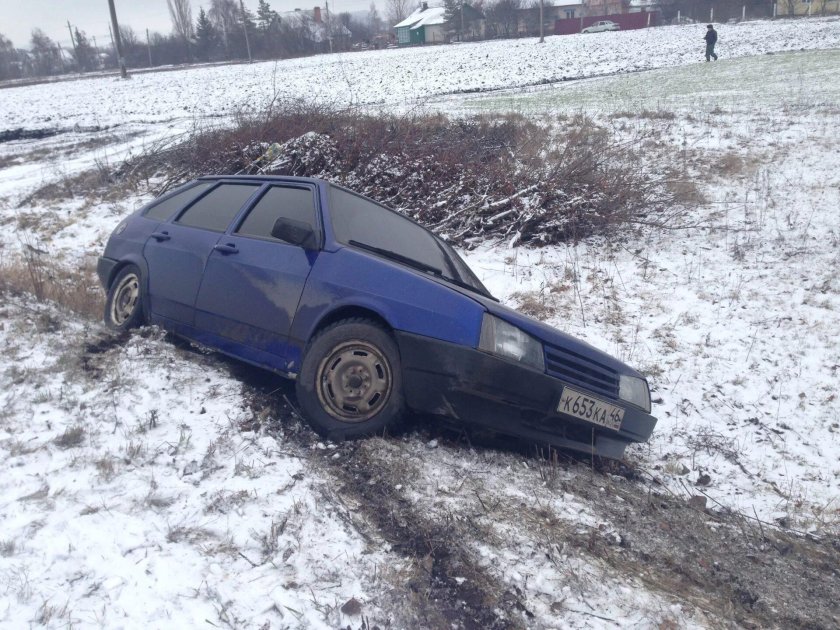 ВАЗ 2109 синяя зимой