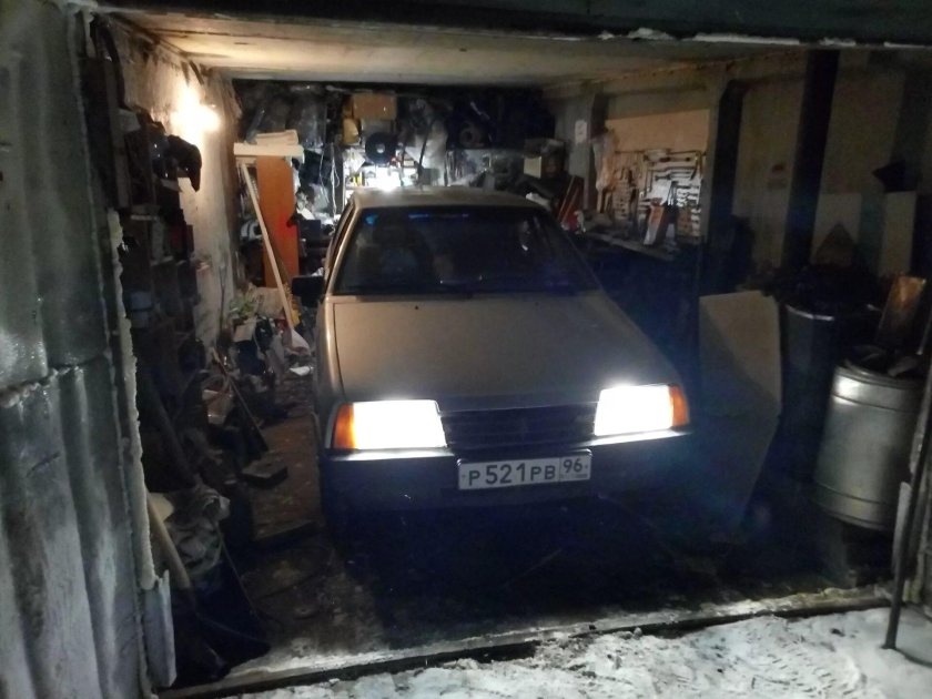 ВАЗ 2109 серый в гараже