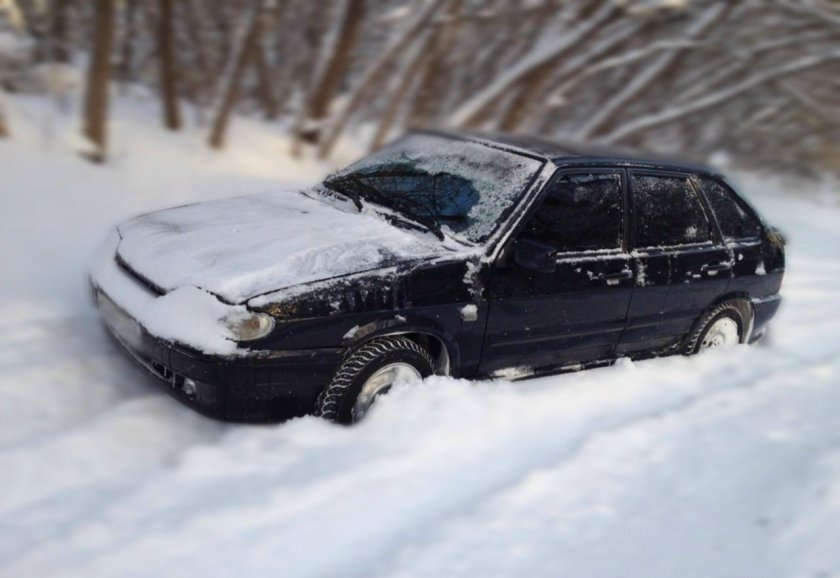 ВАЗ 2114 черная тонированная зимой