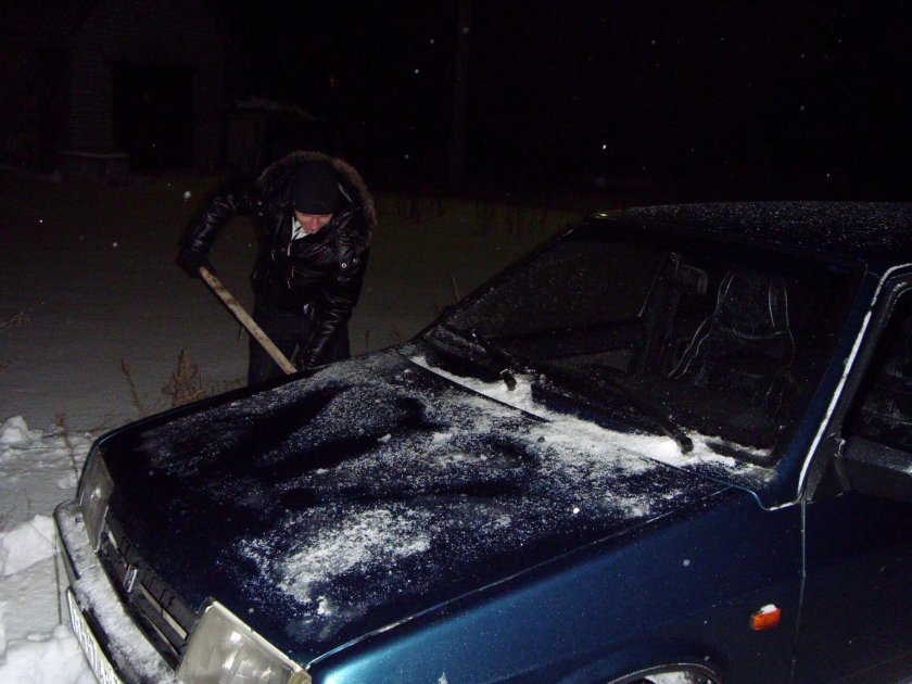 Девятка зеленая в сугробе