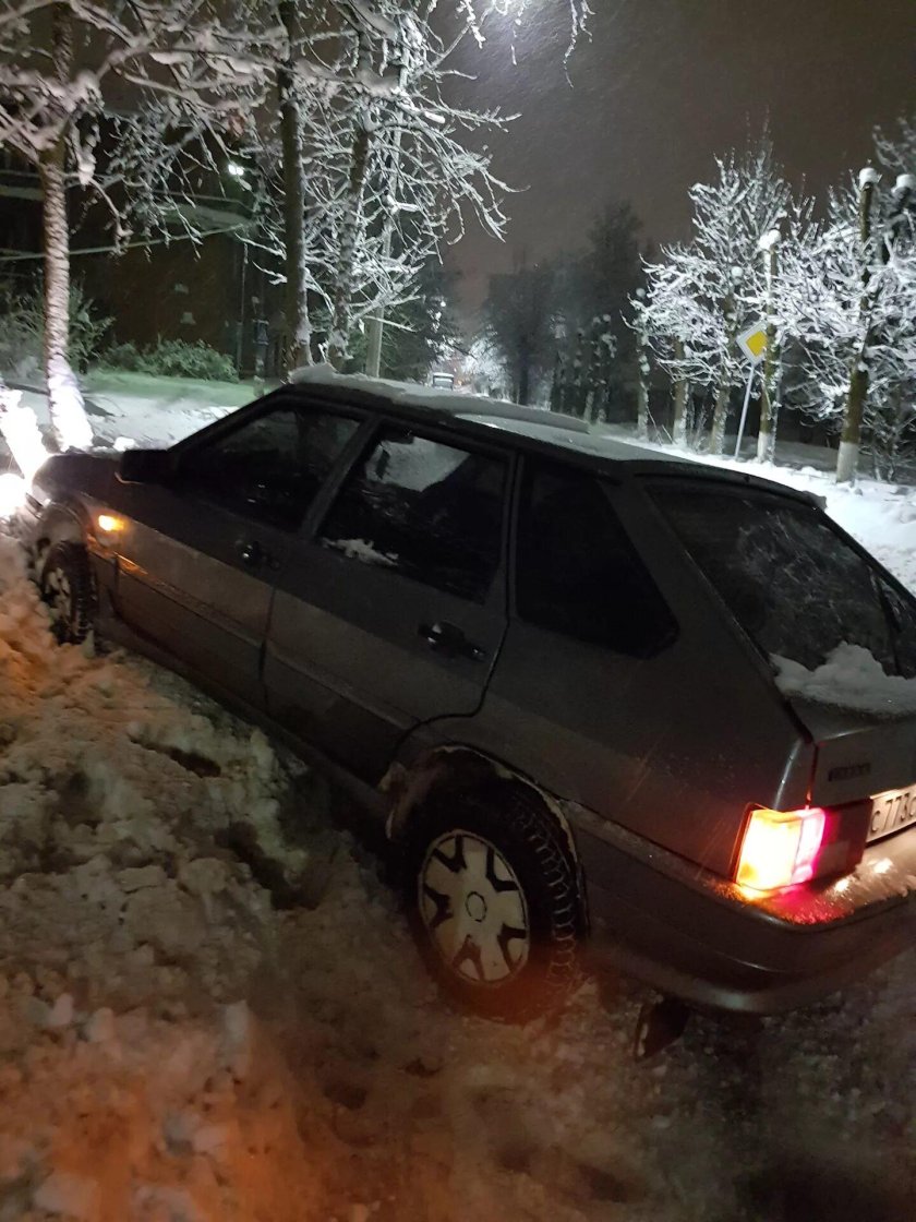 ВАЗ 2114 черная зимой