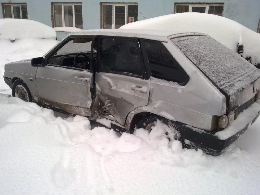 Битая ВАЗ 2109 белая