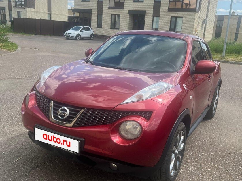 Ниссан жук красный