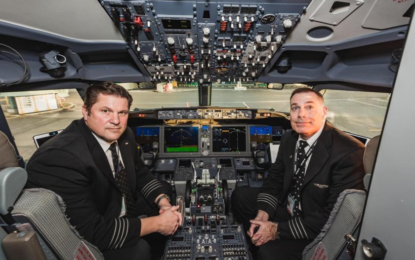 Пилот в самолете