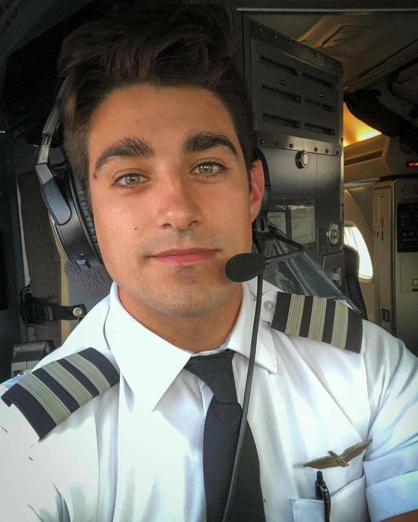 Эндрю Крис пилот