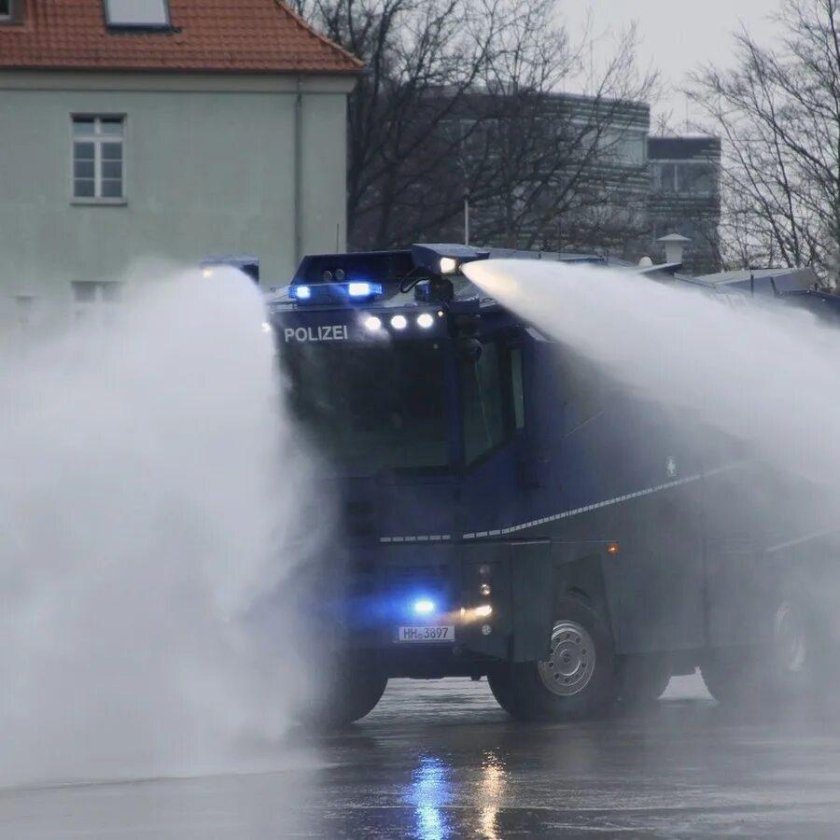 Полицейский Rosenbauer Wasserwerfer 10000