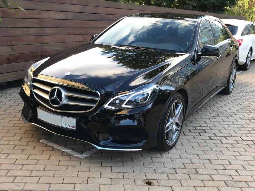 Мерседес Бенц е200 черный