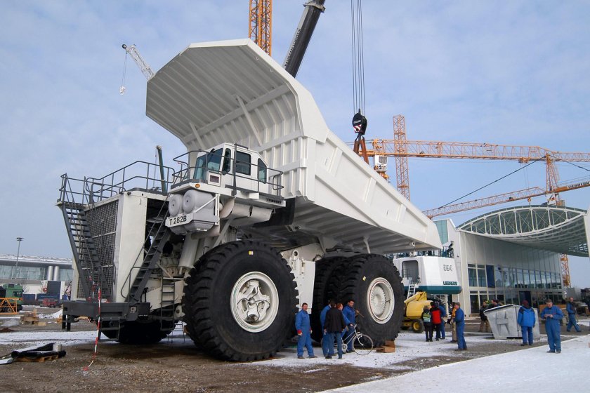 Карьерный самосвал Liebherr t282b