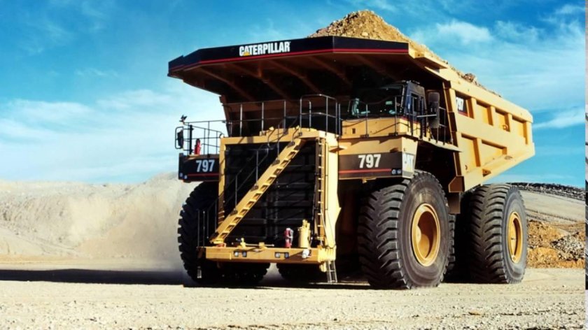 Карьерный самосвал катерпиллер