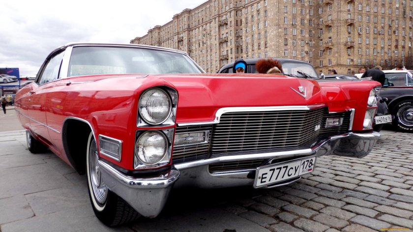 Красный Кадиллак старый