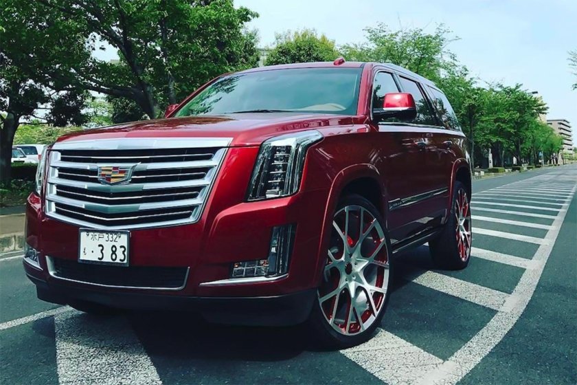 Кадиллак Эскалейд красный