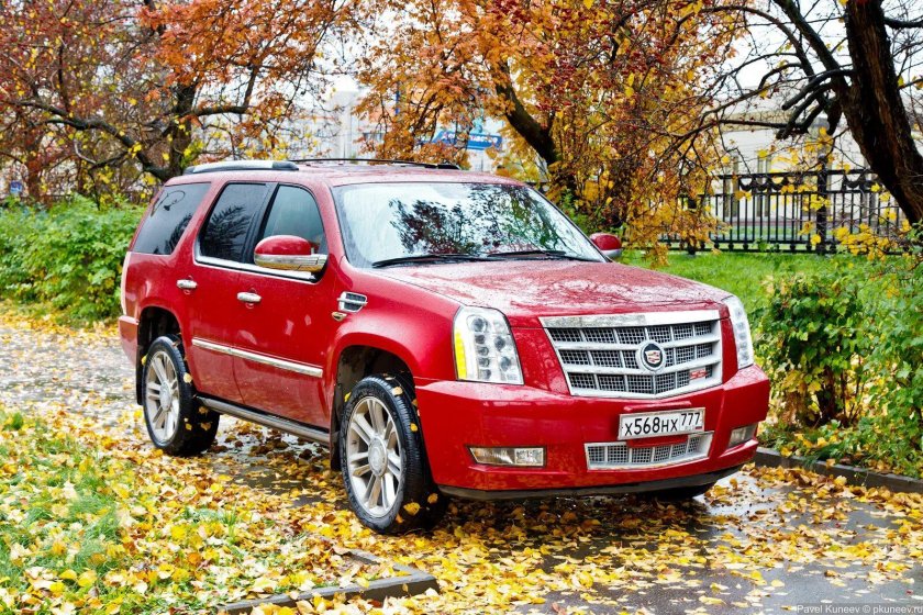 Кадиллак Эскалейд красный
