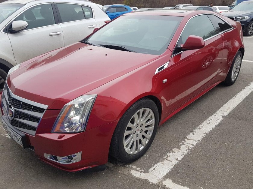 Cadillac CTS 2 красного цвета