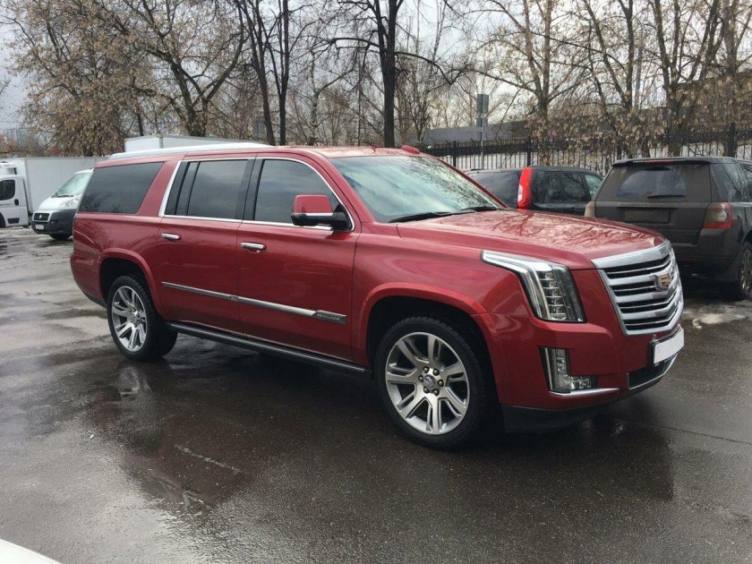 Кадиллак Эскалейд красный